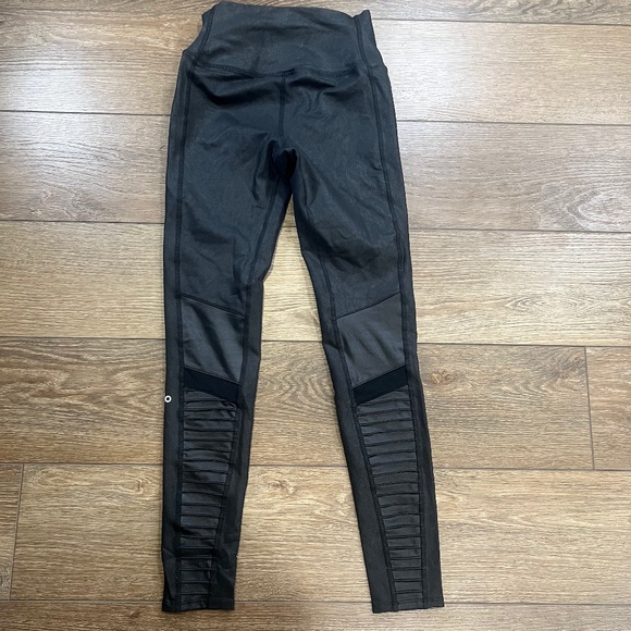 Alo Yoga High-Waist Moto Leggings Black Size Small Textured Athletic Athleisure - Picture 13 of 14